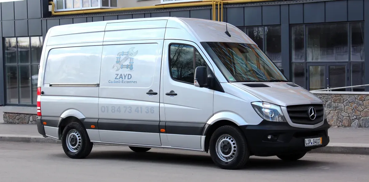 Camionnette d'intervention de Zayd, plombier à Corbeil-Essonnes